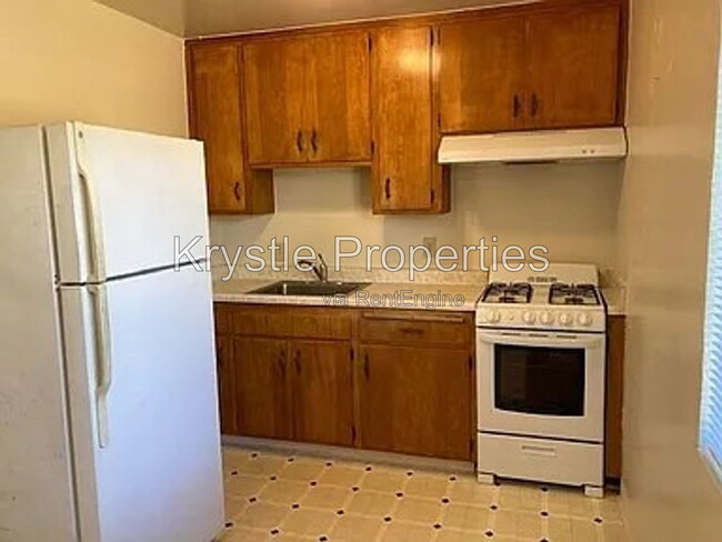 Photo - 135 W F St