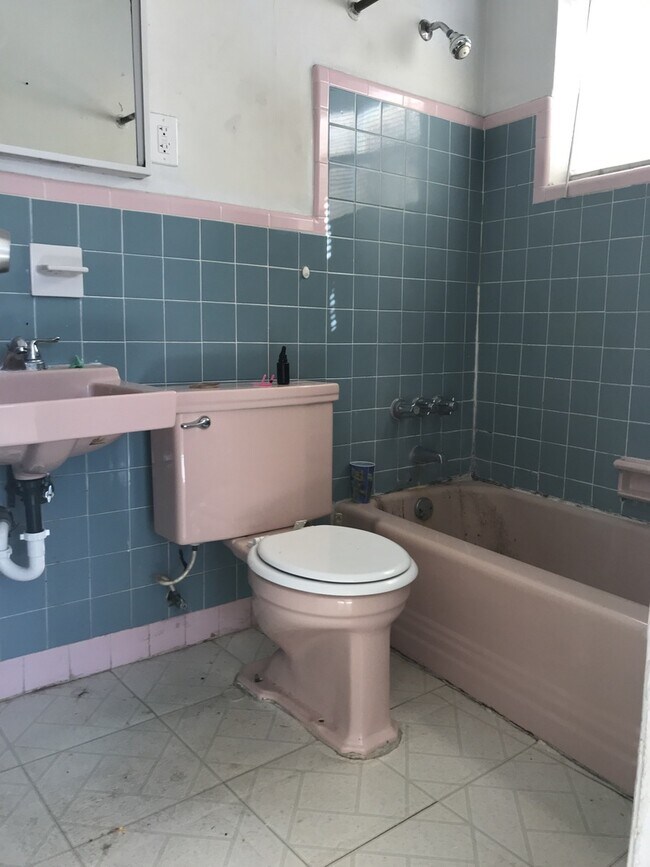 Photo - Large 3-2 house in Dania