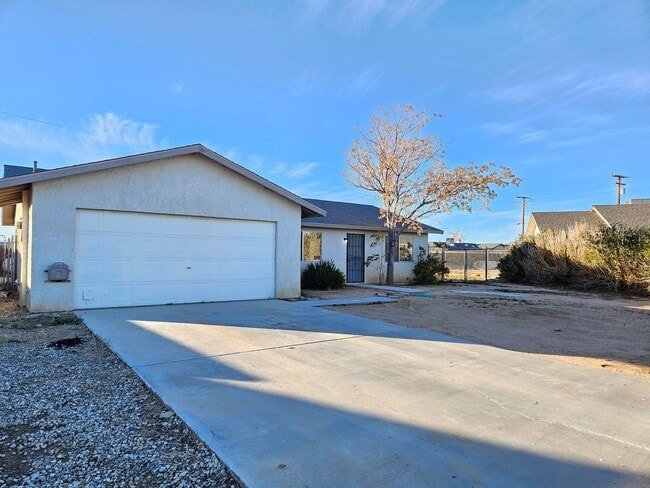 Photo - Beautiful 3 bedroom / 2 bathroom House with LARGE backyard