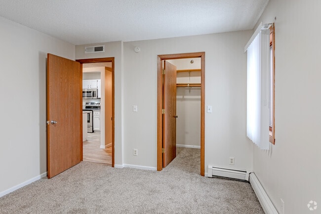 2BR, 1BA - 1000 SF