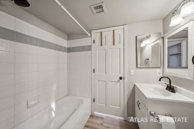 Photo - 2301 E University Dr