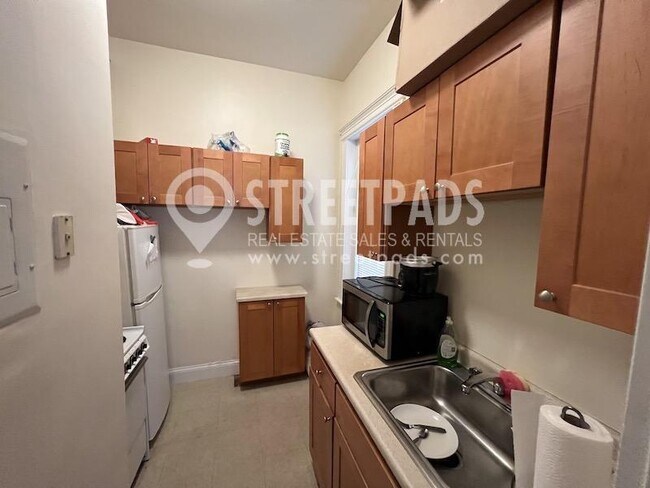 Building Photo - bedroom in Boston MA 02215 Rental