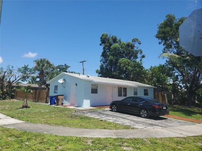 Photo - 831 SW 14th Ct