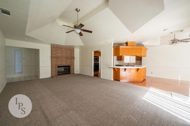 Photo - North West Fresno Home, 3BR/2BA, 1878sf, NEW CARPET - Lots of Amenities!