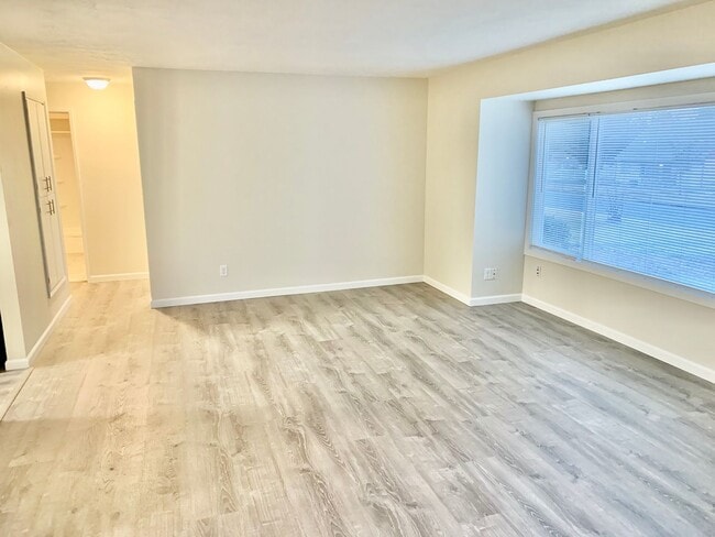 Photo - 2011 W Grace Ave Unit 2011