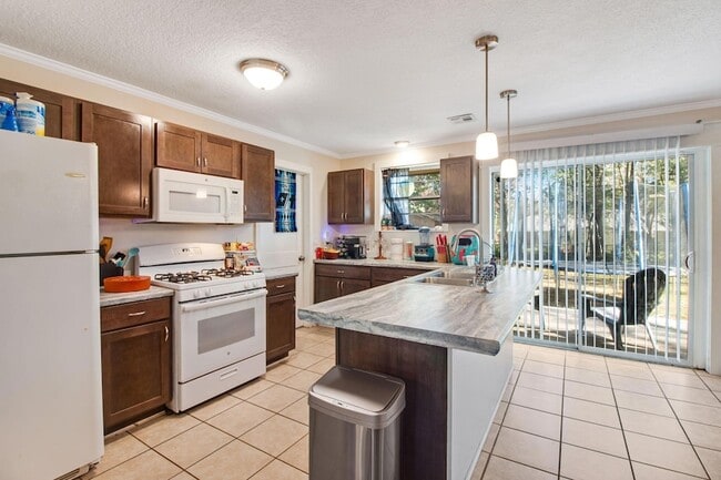 Photo - 876 E Walnut Ave
