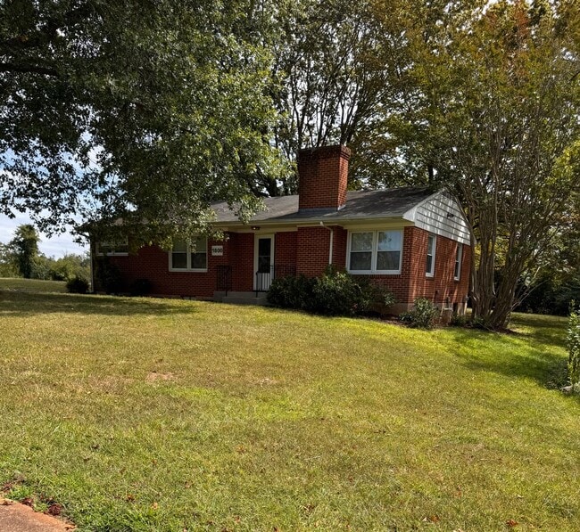 Building Photo - 5 Bedroom || 3 Bathroom Home with All Util...