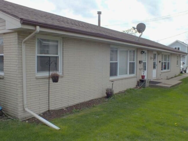 Building Photo - 557 E Division St