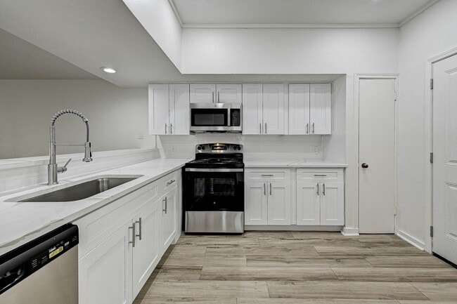 Photo - 2022 Lakewood Ct