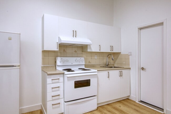 Building Photo - 539 Rue Prince Arthur O Unit 5