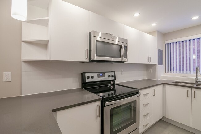Building Photo - 3421 Rue Drummond Unit 25