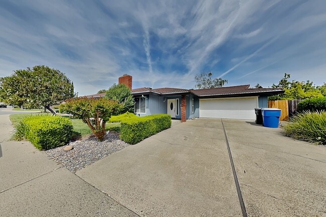 Photo - Halfplex with yard in South Land Park