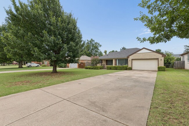 Photo - Beautiful Home in Nichols Hills FOR RENT
