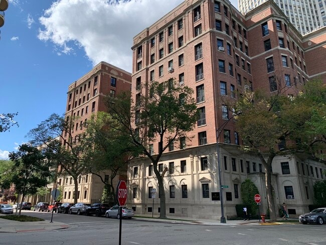 Building Photo - 2600 N Lakeview Ave Unit 3E