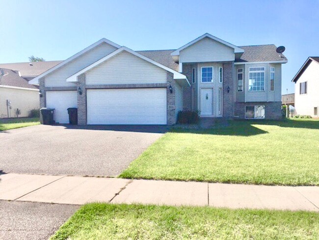 Building Photo - 5 bed 2 bath House for Rent