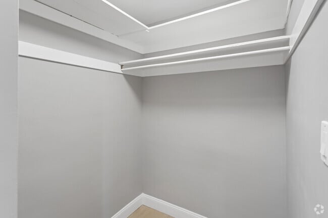 4BR, 1BA - 1,200 SF - Closet