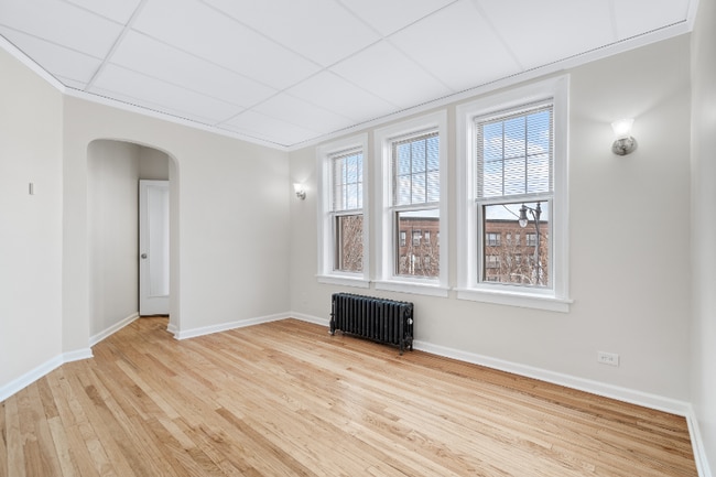 Building Photo - 1440 W Howard St Rental