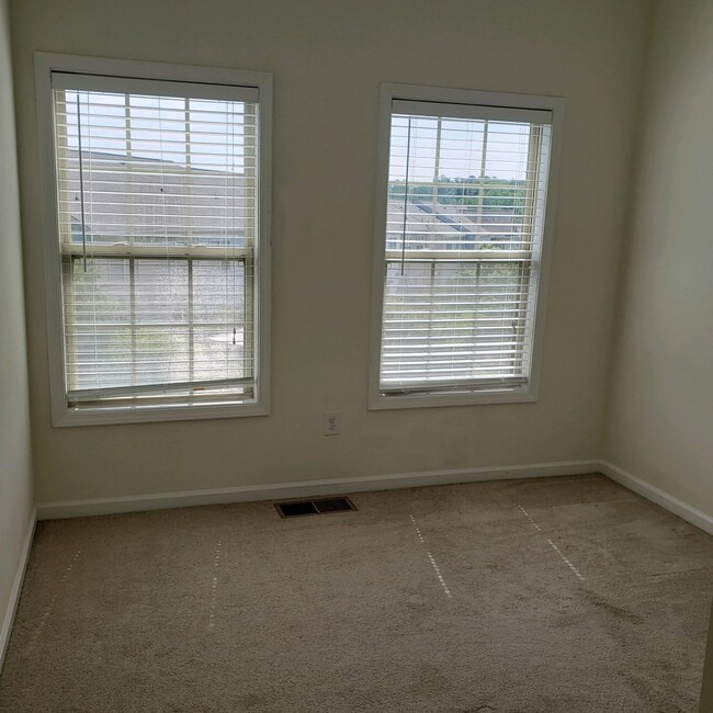 8156 Primanti Blvd Unidad 2 Spare Bedrooms & Shared Bathroom - 3rd Floo