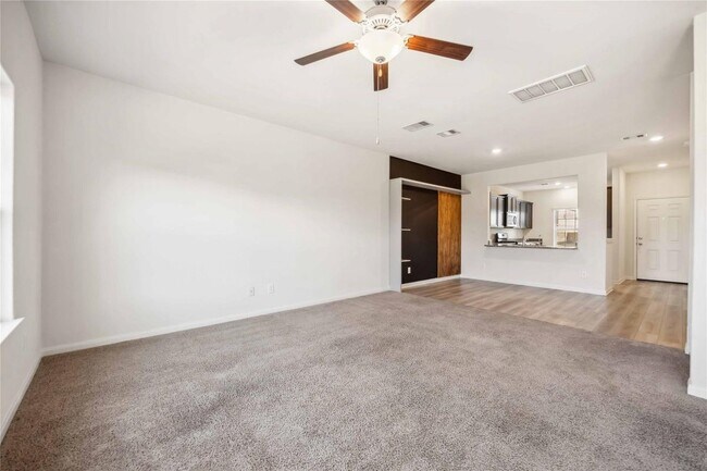 Photo - 425 Elaine Vly Dr