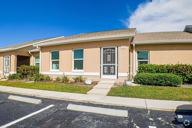 Building Photo - Updated Condo 3 beds 2 baths in Fort myers... Unit 102