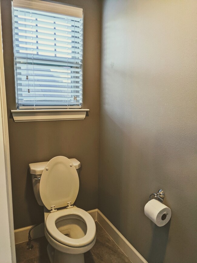 Photo - 700 Hawthorn Way