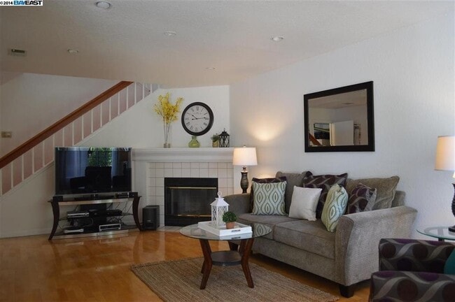 Photo - COMING SOON! $3,500 / 3BR - 1383 S.F. GORG...