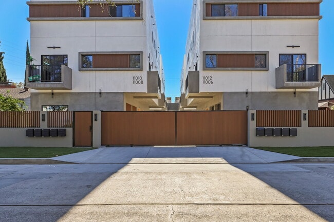 Photo - 11010 Hortense St Unidad 1/4