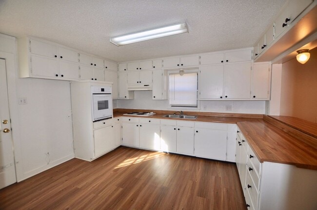 Photo - FOR LEASE! 1 BR - 1 BA Frame Home in Weatherford with Large Fenced Backyard