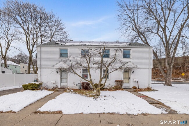 Building Photo - 3 New Hampshire Dr