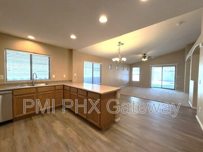 Photo - 3238 E Elgin St