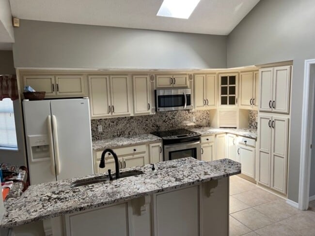 Building Photo - REDUCED North Shore 3B/2Bth