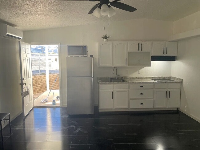 Building Photo - 521 Hoyt St Unit 2