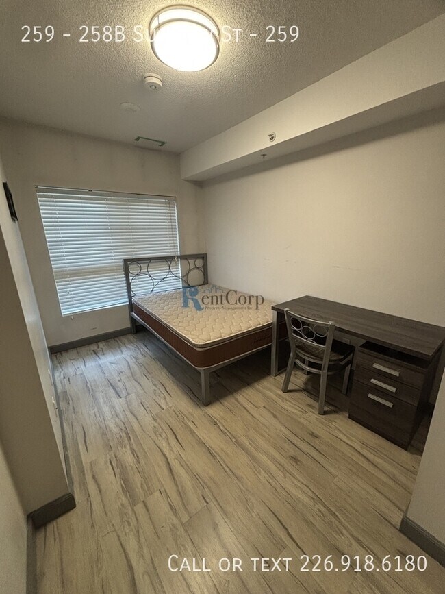 Photo - 258B-258B Sunview St