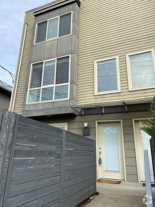 Building Photo - Contemporary townhome with rooftop deck an...