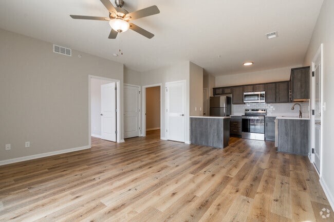 1BR, 1BA - 837SF - Living Room - Hurstbourne Pointe