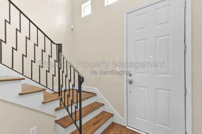 Photo - 901 Roy St