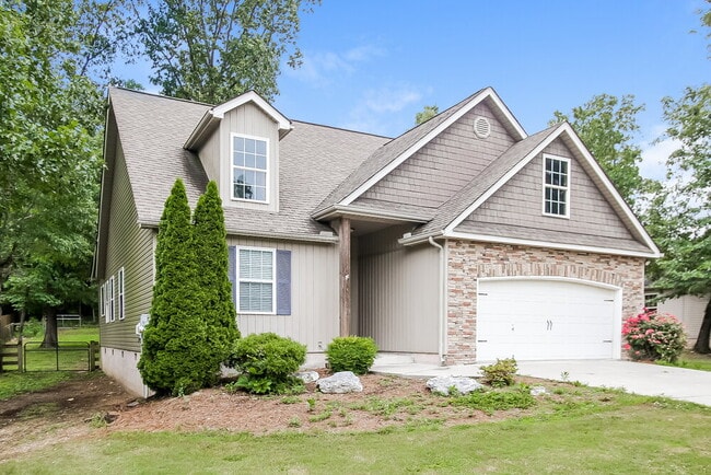 Photo - 305 Talon Dr SE