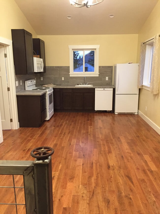 Living room/Kitchen with AC - 303 N Walnut St Apartamentos Unidad 1
