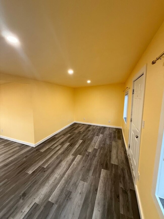 Building Photo - Pet friendly, Cozy 2bdrm 1 bath