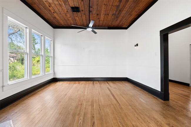 Photo - 327 S Robb St