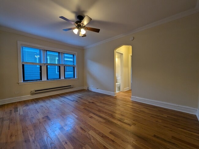 Building Photo - 4735 N Hermitage Ave Unit 203