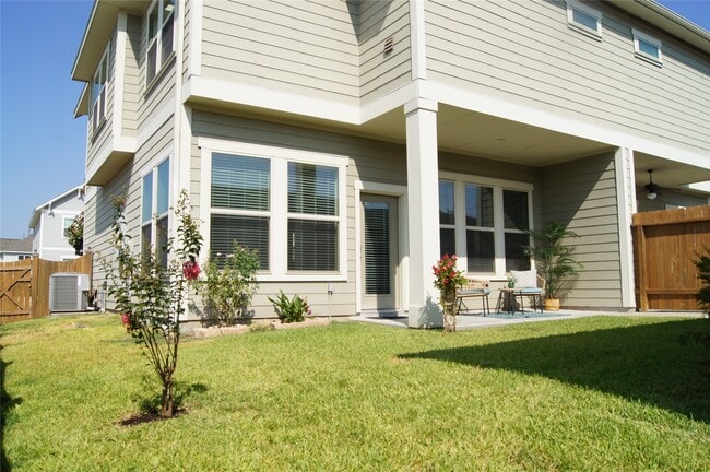 Building Photo - 16910 Canosa Dr