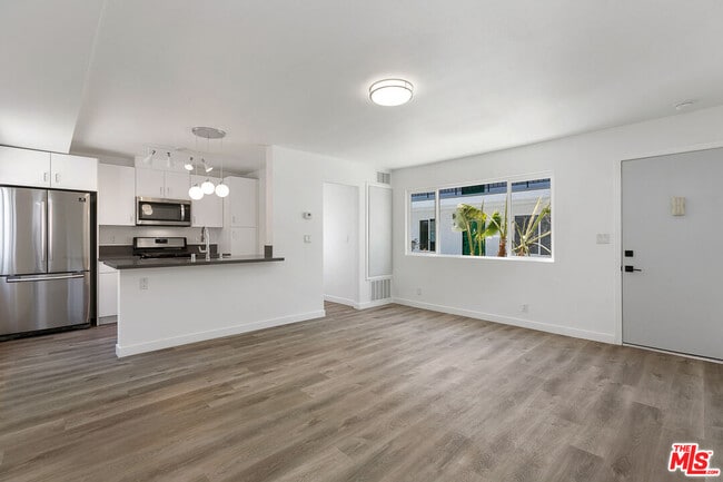 Photo - 6736 Woodley Ave Unidad 11