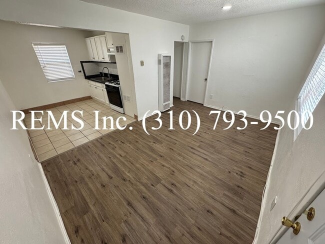 Building Photo - Refurbished Downstairs Apartment w/ Parking Unit B