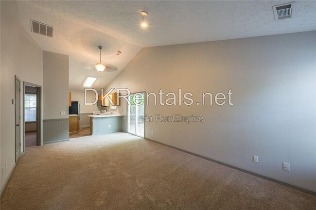 Photo - 207 Daventry Way