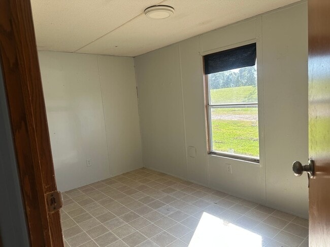 Photo - Charming 3 Bedroom 1 bathroom Mobile Home for Rent