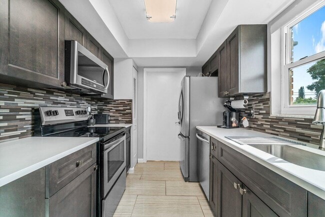 Building Photo - 2037 S Seacrest Blvd Unit B Rental