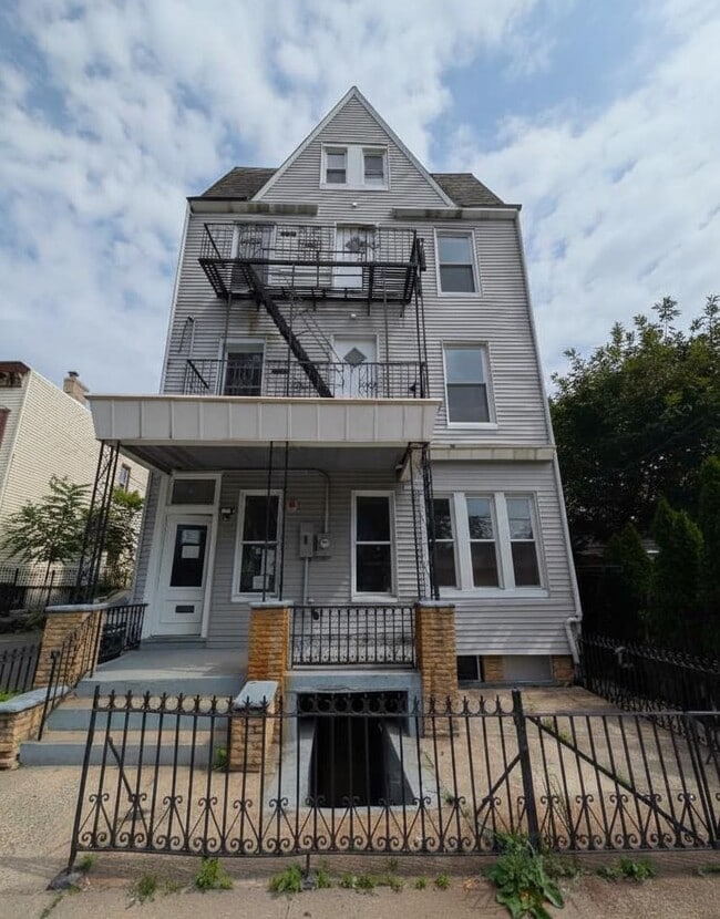 Building Photo - 10 Sherman Pl Unit 2 Rental