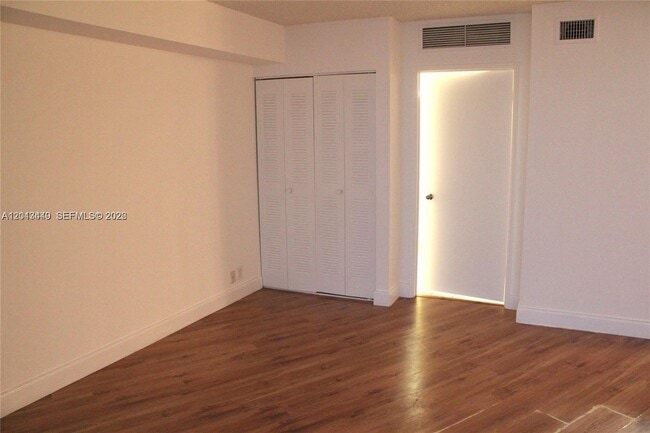 Photo - 3300 NE 191st St Unidad 1903