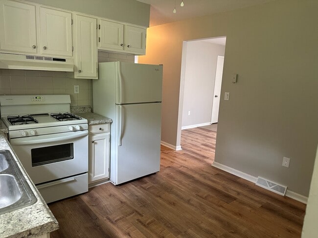 Photo - 637 W 25th St